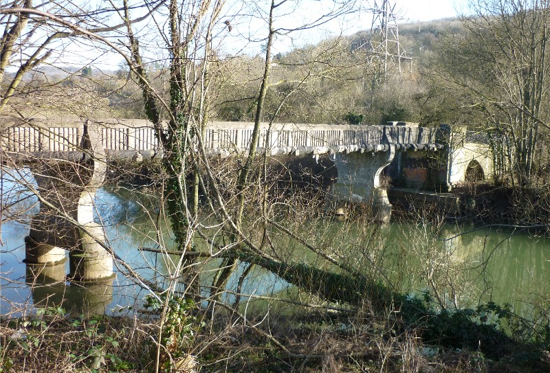 General view of Grosvenor Bridge